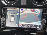 アラウンドビューモニター装備!空から見ているような映像によって不慣れな場所での車庫入れや縦列駐車はもちろん、狭い道でのすれ違いも安心♪