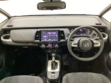 車内は光触媒抗菌消臭施工済です。スタイリッシュなデザインでスポーティなインパネ周りを演出します。グローブボックスやカップホルダーのほかにトレーなどたくさんの収納スペースが付いています。