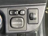 【電動格納ミラー】サイドミラーは電動格納式となっており、狭い駐車場でもキズがつくリスクを抑えられます。