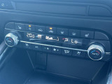 【シートヒーター】シートを温めてくれる暖房機器です。長時間座っていると負担が掛かりやすい背中や腰、または冬場などの寒い日に冷えやすい脚部に快適なぬくもりを伝えます。