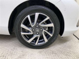 純正アルミホイール付きです。タイヤサイズは185/65R15になります。