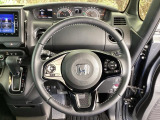 本革ハンドルの後ろには7速パドルシフトがあります。指先で操る事で、マニュアル車感覚のシフトチェンジが楽しめます。また、右にクルーズコントロール、左にオーディオリモコンスイッチがあります。
