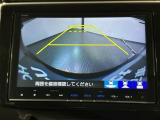 リバースギアに入れるだけで後方の表示へ切り替わります。夜間や雨の日の駐車も楽になりますよ。