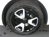 標準装備のホイールカバーです。タイヤサイズは185/65R15です。