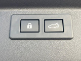 【パワーバックドア】スマートキーや運転席のボタンを押すだけでリアゲートが自動で開閉します!荷物を持っている時や、高い位置にあるバックドアを閉める際に便利な機能です♪