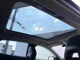 【パノラマガラスルーフ】固定式のガラスルーフで明るい車内空間を演出。日差しの強い日は電動スライドカーテンで調整するなど、季節を問わず開放的なドライブをお楽しみいただけます。
