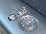 【電動格納ミラー】サイドミラーは電動格納式となっており、狭い駐車場でもキズがつくリスクを抑えられます。