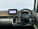 水平基調でスッキリとしたフロントビュー。広く見渡せて運転に安心をもたらします