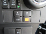 パーキングセンサーや横滑りを防ぐVSA等のスイッチ類は運転席の右側、手の届きやすい位置にあります。