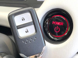 【Hondaスマートキー】カバンやポケットに入れたままでもドアの施錠・解錠が可能なスマートキーを装備。エンジンのオン・オフ時もカギを取り出す必要が無いからとっても便利です♪