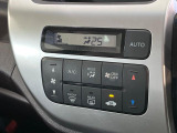 【オートエアコン】一度お好みの温度に設定すれば、車内の温度を検知し風量や温度を自動で調整。暑い&hellip;寒い&hellip;と何度もスイッチ操作をする必要はありません。快適な車内空間には必須の機能ですね♪