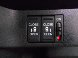 【両側パワースライドドア】両側がパワースライドドアになっており、運転席のスイッチやスマートキーのボタンからでも開閉が可能です!狭い駐車場でのお子様の乗り降りに便利です