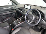 ブラックを基調とした美しい造形と精緻な作り込みが特徴のインパネ回りです。運転席に座り、ハンドルを握れば、どんな景色を見せてくれるのか、ワクワクが止まりません!