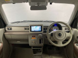 シンプルながら機能性あふれる運転席周りです。使いやすいスイッチ類の配置によりとても運転しやすいですよ。