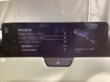 カメラが車線を認識してはみ出しそうになるとステアリングアシストが介入するレーン・キープ・アシストシステムを装備しております。お好みで作動・非作動の設定も可能です。