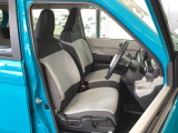 フロント広々、セパレートシートの運転席は、ハイトアジャスターが付いているので、快適にドライブができます。ハンドルはチルトステアリングで、ハンドル位置を上下に調節できます。