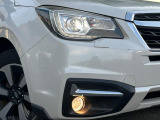 【LEDヘッドライト】悪天候や夜間走行時も良好な視界を確保し安心して運転できる高輝度LEDヘッドライトを装備!点灯速度が早く、消費電力も抑えられています。