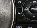レーンキープコントロール搭載:車線の中央付近を安定して走行するよう車線から外れそうになった時に警告を出したり、ステアリングを調整して車線内に戻す装備です