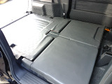 後部座席を倒すとフルフラットになり使い勝手の良い荷室です!