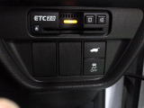 ETC付。高速道路の料金所はキャッシュレスで通過です。サービスエリア等にあるスマートインターの出入りも利用可能でとっても便利。ご納車後すぐにお使い頂けるようセットアップしてのお渡しとなります。