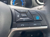 【プロパイロット】高速道路でアクセル、ブレーキ、ステアリング操作をクルマがサポート。高速走行におけるドライバーの負担を軽減します。その下には、携帯電話用ハンズフリースイッチが並びます。
