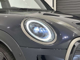 ひと目でMINIとわかる、アイコニックな丸目LEDヘッドライト。