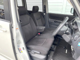 運転席まわりには十分なスペースがあり、大柄な方でもゆったり運転していただける環境です。