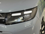 【LEDヘッドライト】悪天候や夜間走行時も良好な視界を確保し安心して運転できる高輝度LEDヘッドライトを装備!点灯速度が早く、消費電力も抑えられています。