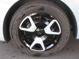 こだわったデザインのホイールカバーを装着しております。タイヤサイズは185/65R15になります。