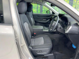 運転席まわりには十分なスペースがあり、大柄な方でもゆったり運転していただける環境です。