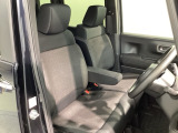 運転席、助手席☆ともにゆとりのある空間となっております♪