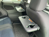 シートバックテーブル付です。便利な装備です。