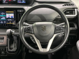 インテリアに合わせたデザインのステアリングは、運転される方のことも考え、運転しやすい形状、大きさです。是非一度、実際に触ってお確かめください。