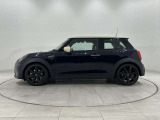 3ドアならではのコンパクトで引き締まったボディ。MINIらしい軽快な取り回しと、スポーティなスタイリングを楽しめます。