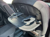 運転席及び助手席後ろにはセカンドシート用ドリンクホルダー&テーブルを装備☆