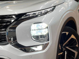 【LEDヘッドライト】悪天候や夜間走行時も良好な視界を確保し安心して運転できる高輝度LEDヘッドライトを装備!点灯速度が早く、消費電力も抑えられています。