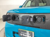 急速充電は、車内のボタンを操作して開け、別売りの充電コネクターを差し、50Kwの高い出力で行うため、満充電まで約30分という早さです。詳しくはお店にお問い合わせください。