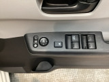 電動格納式リモコンドアミラーと、パワーウィンドウスイッチ等は運転席ドアにあります。