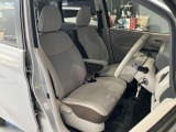 運転席まわりです。運転席からの視界が左右に広く隅々まではっきりと見渡せます!クルマの前端も把握しやすく安心して運転できます!