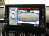 クルマの真上から見ているかのような映像によって、周囲の状況を知ることで、駐車を容易に行うための支援技術です。