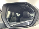 ブラインドスポットモニター(BSM)を装備しています。隣を走る車両が死角に入るとミラー内LEDインジケーターが点灯。さらに、ウィンカーを出すとインジケーターが光って点滅して注意を促してくれます。