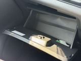 車検証などが収納できるグローブボックスも完備!