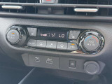 【オートエアコン】一度お好みの温度に設定すれば、車内の温度を検知し風量や温度を自動で調整。暑い&hellip;寒い&hellip;と何度もスイッチ操作をする必要はありません。快適な車内空間には必須の機能ですね♪