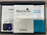 スマートキーは鍵をバッグに入れたままでもドアロックの開閉やエンジンのON・OFFができます。夜間や雨の日も鍵を探さなくて良いので便利です。