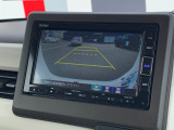 ■バックカメラ■ガイドラインが表示されるので、バック駐車が苦手な方でも安心です!ギアをリバースに入れれば自動的に切り換わりますので、面倒な操作も不要です♪狭い駐車場もお車を傷つけず安心ですね!