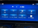 【ヘッドアップディスプレイ】速度やナビゲーションのルート案内等が運転席側のフロントガラスに投影されます。ドライバーは、視線を保ったまま安全に運転することが出来ます。