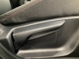 運転席にはドライバーの体型や好みに応じて前後方向だけでなく、高さの調整ができるシートリフターを装備!