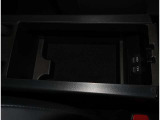 運転席、助手席の間にひじ掛けがあるから便利です。