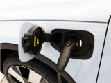 コンセントタイプ3kWやウォールボックスタイプ6kWの充電器を用いてご自宅で簡単充電。一般的な家庭用200V交流充電ケーブルでは約8時間で80%まで充電!1時間あたり7~14kmを走行できる電力を充電