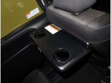 助手席の後ろにもミニテーブル兼ドリンクホルダーが付いています